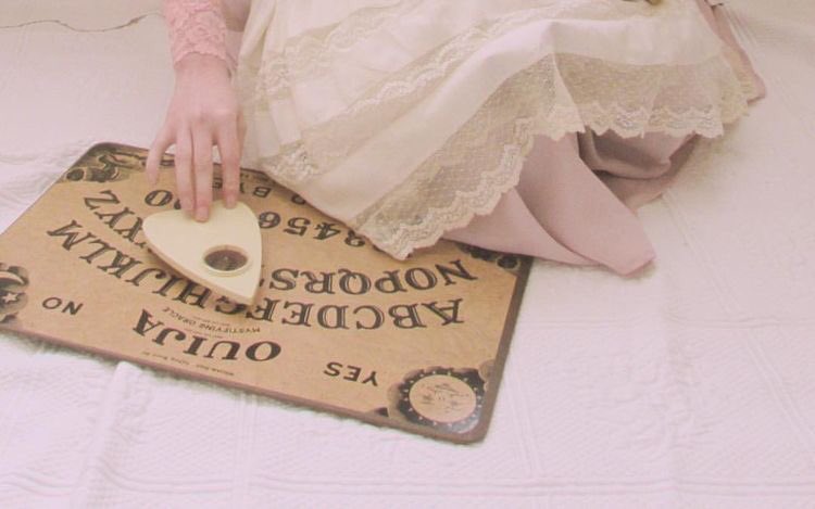 ⠀ ⠀𝘤𝘰𝘮𝘮𝘶𝘯𝘪𝘤𝘢𝘵𝘪𝘯𝘨 𝘸𝘪𝘵𝘩 𝘵𝘩𝘦 𝘰𝘵𝘩𝘦𝘳 ⠀ ⠀ ⠀ ⠀ ⠀ ⠀𝘴𝘪𝘥𝘦... 𝘸𝘩𝘰’𝘴 𝘫𝘰𝘪𝘯𝘪𝘯𝘨 𝘮𝘦? 
#sallyfacerp #sfrp #sallyface #rp