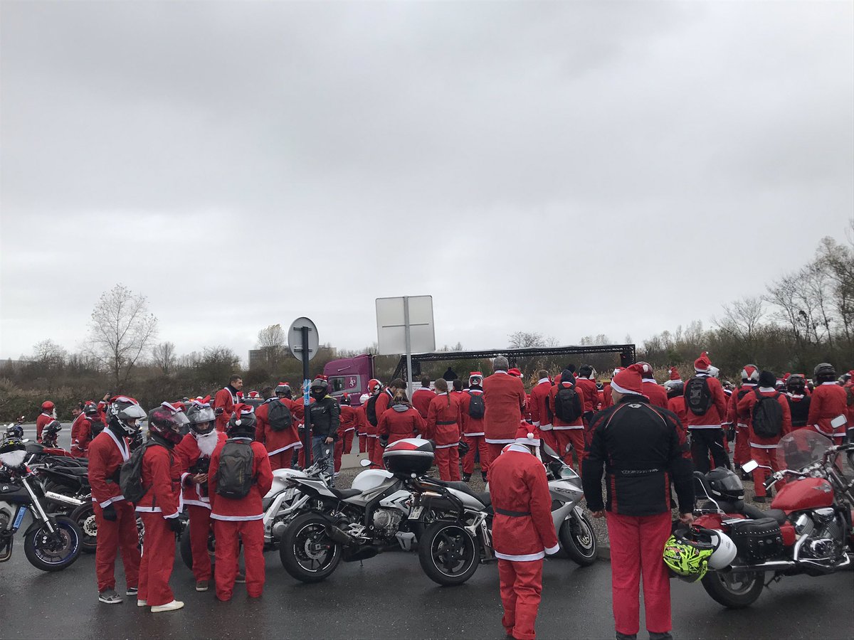 Marie60294376's tweet photo. Hier c’était la 8eme édition du #perenoeldesmotards en #gironde. 1500 motos qui ont fait le bonheur des petits et des grands sur le parcours #trikenbikes; direction #hopitaldesenfants #chupellegrin en partenariat avec #lesblousesroses pour les enfants https://t.co/gJ6HMKIOIe