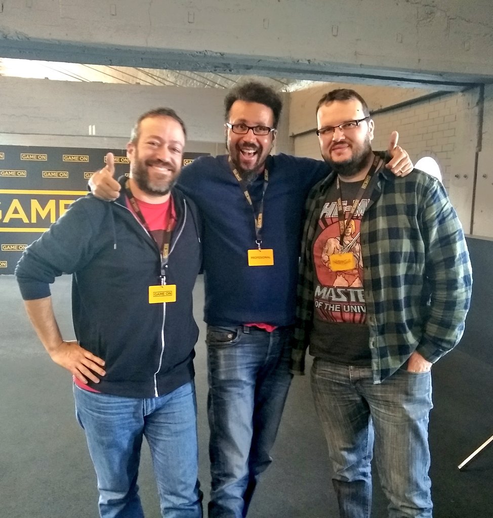JugandoConDa2's tweet photo. Nuestros enviados especiales a las #GameOnMadrid2018 tras entrevistar a @eric_lang Pronto en el podcast!!
@soyignatius y @Greypilgrim https://t.co/8d3ciAtibX