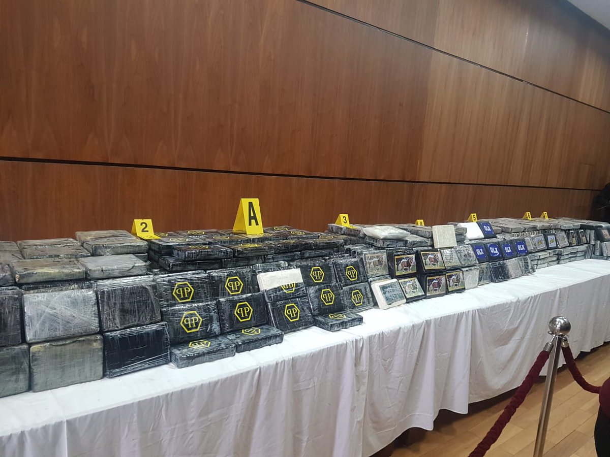 2MInteractive's tweet photo. #coupdefilet
Impressionnante saisie opérée par les éléments du #BCIJ hier. 
Saisie d'un camion immatriculé au #Maroc chargé de 30 paquets de cocaïne fortement dosée (poids total: 1T) deux canots pneumatiques, un moteur hydraulique et de deux 4*4
(📸: https://t.co/v3ZaS1Hrz5 ) https://t.co/4E2HLR4ba5