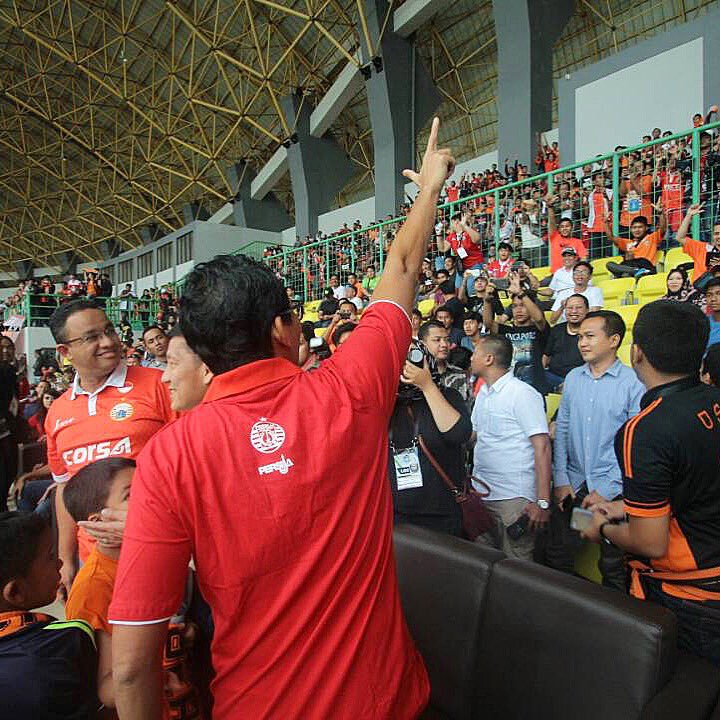 sandiuno's tweet photo. 17 tahun ditunggu-tunggu,ibarat menunggu bisa nyetir mobil-motor sendiri. Akhirnya malam ini, GBK menjadi saksi klub kebanggaan Jakarta yakni Persija meraih Juara Liga 1 Indonesia 2018. Selamat untuk @Persija_Jkt dan The Jakmania. Maju terus utk Sepakbola Indonesia. #PersijaJuara https://t.co/2ciMXqlmrV