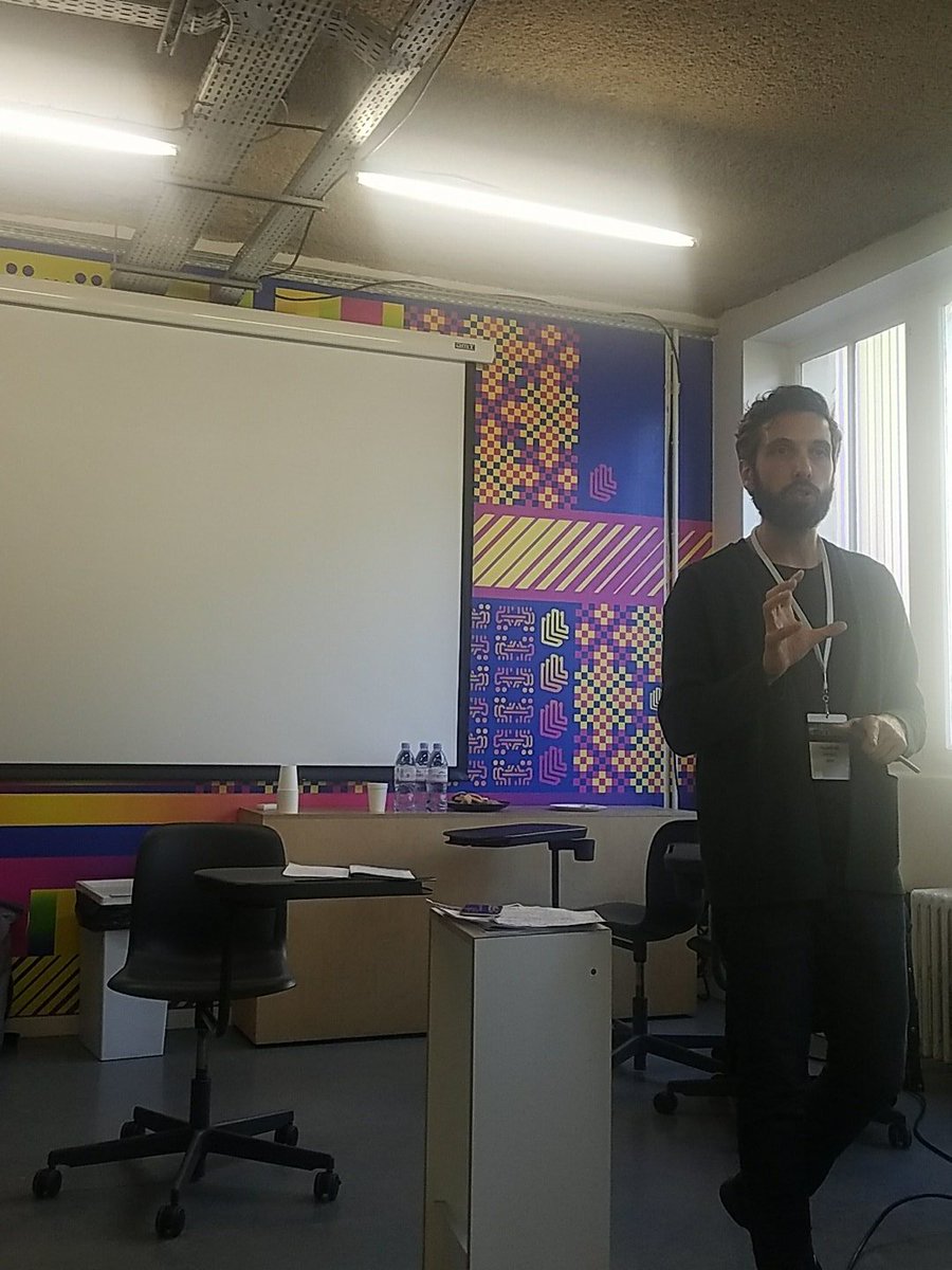 macgraveur's tweet photo. #hackAN2018 @LIBERTE_LL nous aide à préparer le pitch. 5 mn pour présenter #WikiLinky https://t.co/uaFeXl6vyL