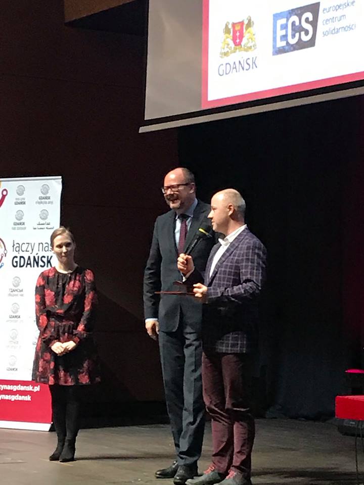 Ewa Patyk z Gdańskiej Fundacji Innowacji Społecznej, Dorota Zabłudowska, wiceprezes gdańskiego Stowarzyszenia Sędziów Polskich Iustitia, Krzysiek Skrzypski z Polskiego Stowarzyszenia na rzecz Osób z Niepełnosprawnością  Intelektualną-laureaci Gdańskiej Nagrody Równości. Gratuluję