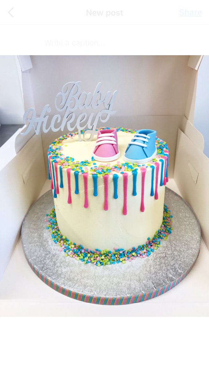 ElsaBakes's tweet image. A few recent creations 🎂 #bespokecakes #Elsabakes 

@SelectIRL @bakeworld @bakewithstork @Culpitt_Ltd @RainbowDustLtd