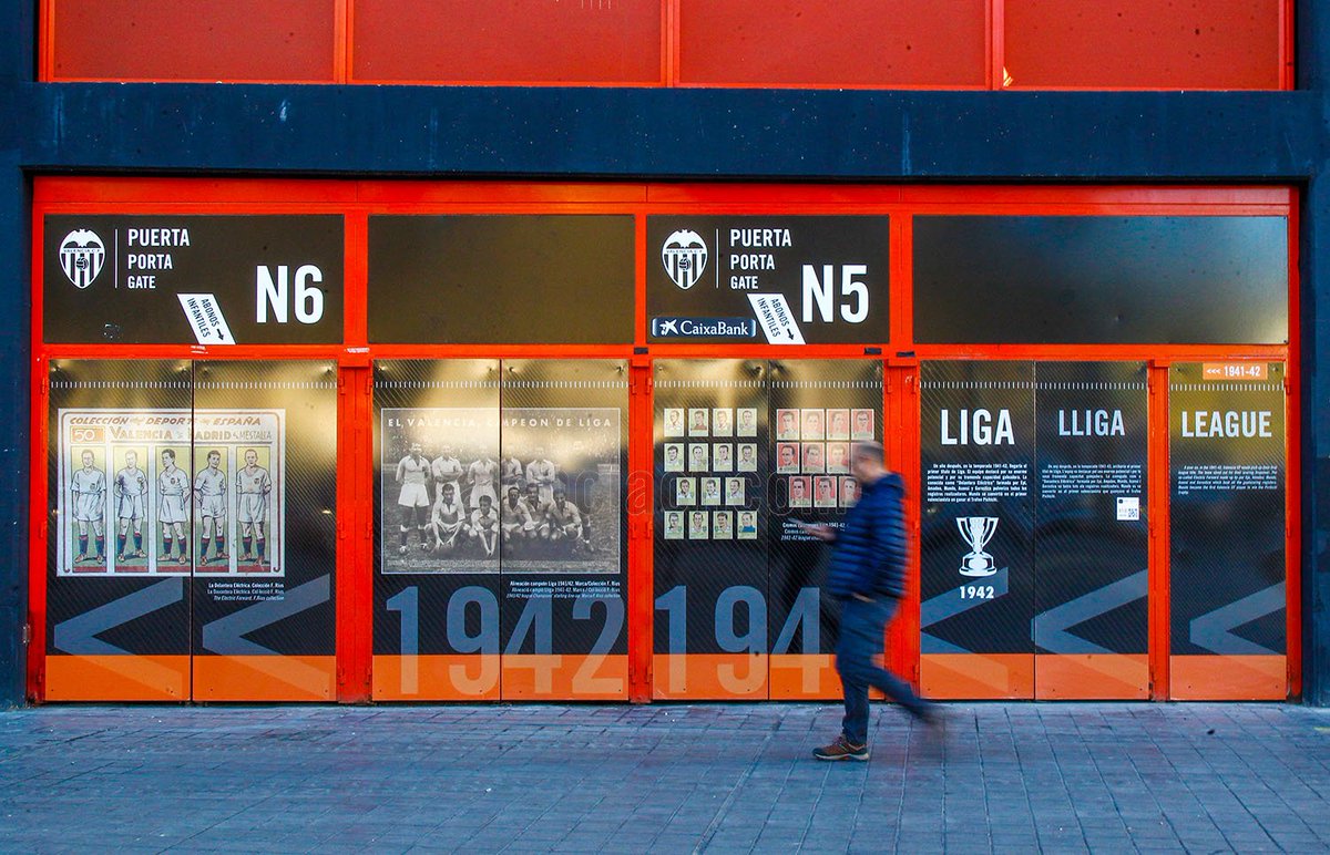 ➡️ Planazo para este domingo
💯🦇 Recorrer la historia del Club
🏟️📍 En el templo del valencianismo
👨👩👧👦🤳🏽 Una exposición por y para todos los aficionados
➡️ Con el “Passeig 1919” ya puedes disfrutar con un recorrido de 360º por los casi 100 años de la historia del VCF 🖤⚪️
