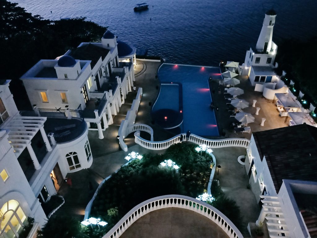 eevalancaster's tweet image. Finished conquering the pool... tomorrow.... snorkeling! 💖 
#campnetanya
#littlesantorini #philippines