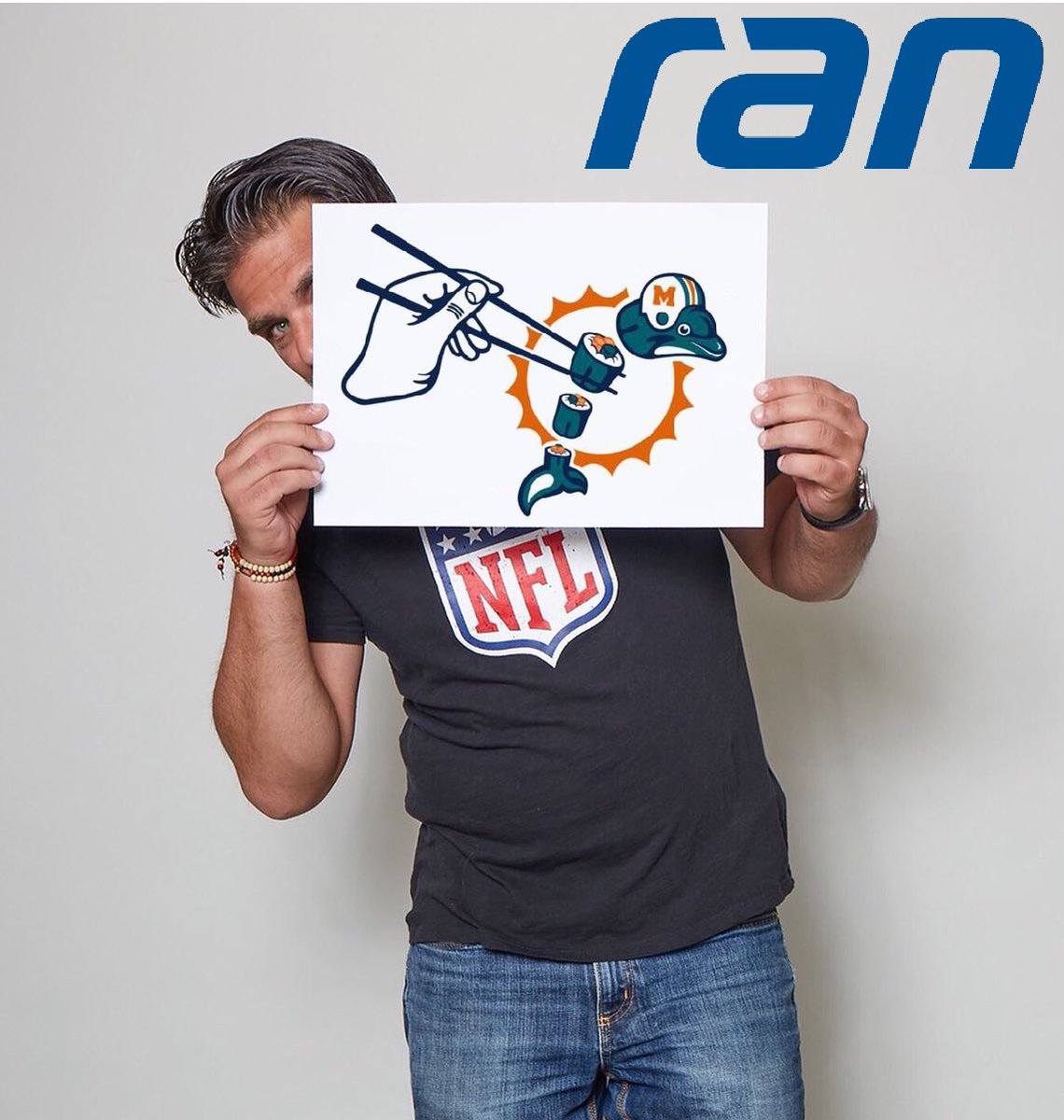 Fritschi1976's tweet photo. Gemäss @CSpengemann nur noch ein paar Stunden! #augenzwinker #scherz #sandimgetriebe #NEvsMIA #ranNFLsuechtig @ProSiebenMAXX @ransport #geilsteCommunity #GoPats #ranNFL🏈🇨🇭 https://t.co/Usm6pg7ynZ