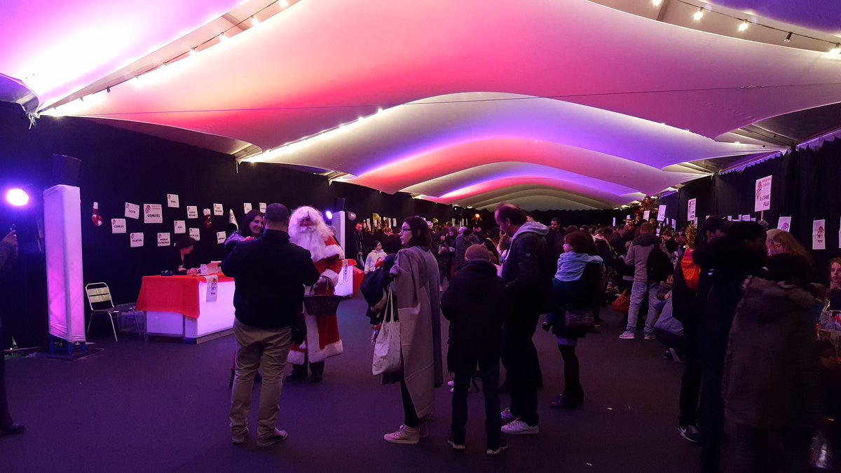 ICseee's tweet image. Plus de 2000 personnes å la fête de noël du trait d'union des électriciens. Le spectacle commence ! Bravo à  toute notre équipe de bénévoles