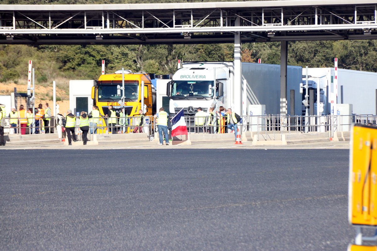 3CatInfo's tweet image. Un camioner espanyol dispara bales de fogueig contra "armilles grogues" a França bit.ly/2QjLJkK