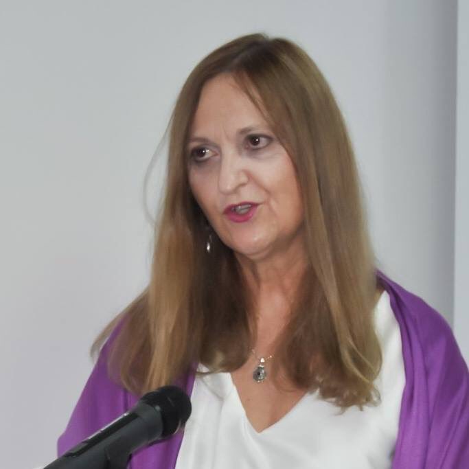 Όταν θα φύγεις 
όταν θα βρίσκομαι πια μακριά 
φοβάμαι 
ότι δε θα έχω τίποτα για να αγαπώ 
ότι δε θα έχεις 
τίποτα για να αγαπάς.

ΦΥΣΑΕΙ της Κάκιας Ξύδη από τις εκδόσεις Πνοή 📖💗