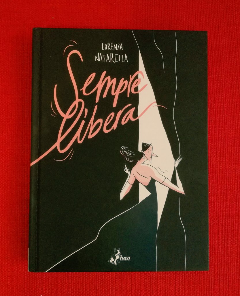 miss_mixtape's tweet photo. Una Callas intraprendente, antipatica, cosmopolita, capricciosa, bravissima.

E una bravissima Lorenza Natarella, che con pochi colori e un ottimo lettering racconta una storia per cui -si vede- ha studiato.

#Avventata, 9. https://t.co/PTReIY0cdo