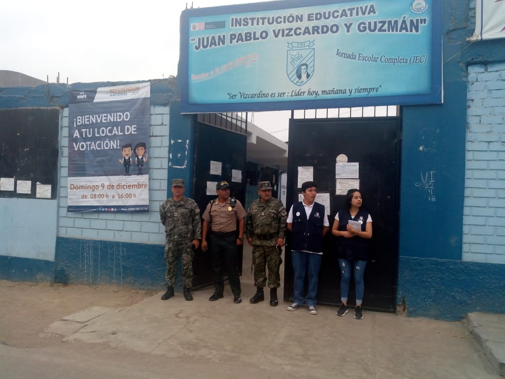 CCFFAA_PERU's tweet photo. Las Fuerzas Armadas y la @PoliciaPeru ya cubren sus puestos para apoyar a la @ONPE_oficial y el @JNE_Peru en la seguridad de los locales de votación durante el desarrollo del #Referéndum2018. https://t.co/PC7H0KbD4u