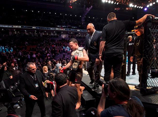 Featherweight champ Max Holloway hammers Brian Ortega en route to TKO at UFC 231 bit.ly/2PtstvN https://t.co/ZIHYQutdhF