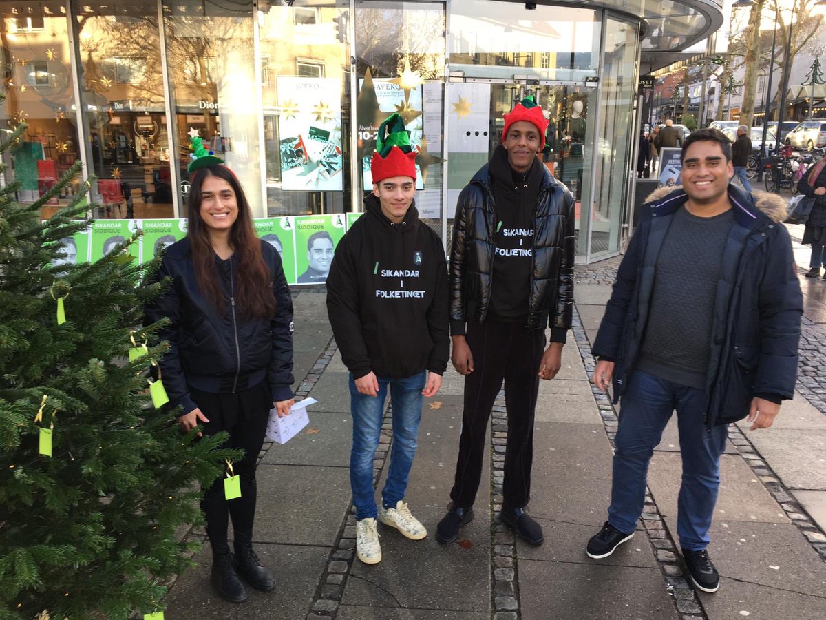 SikandaSIDDIQUE's tweet image. 🌲Alternativets nisser indtager Lyngby gågade 😃. Borgerne kan skrive ønsker på juletræet som jeg vil bruge som inspiration i mit politiske arbejde 🌲 #borgerinddragelse #derforuffe #sikandar_i_folketinget #dkpol   @uffeelbaek