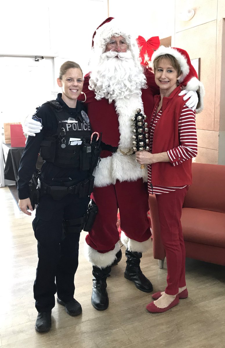 TaraHallMPD's tweet image. It was great to see all the MPD officers helping in the community this week! I also reunited with a few who were once collegiate interns from our Community Engagement Division! #truecommitment #internships #communityengagement @MesaPD