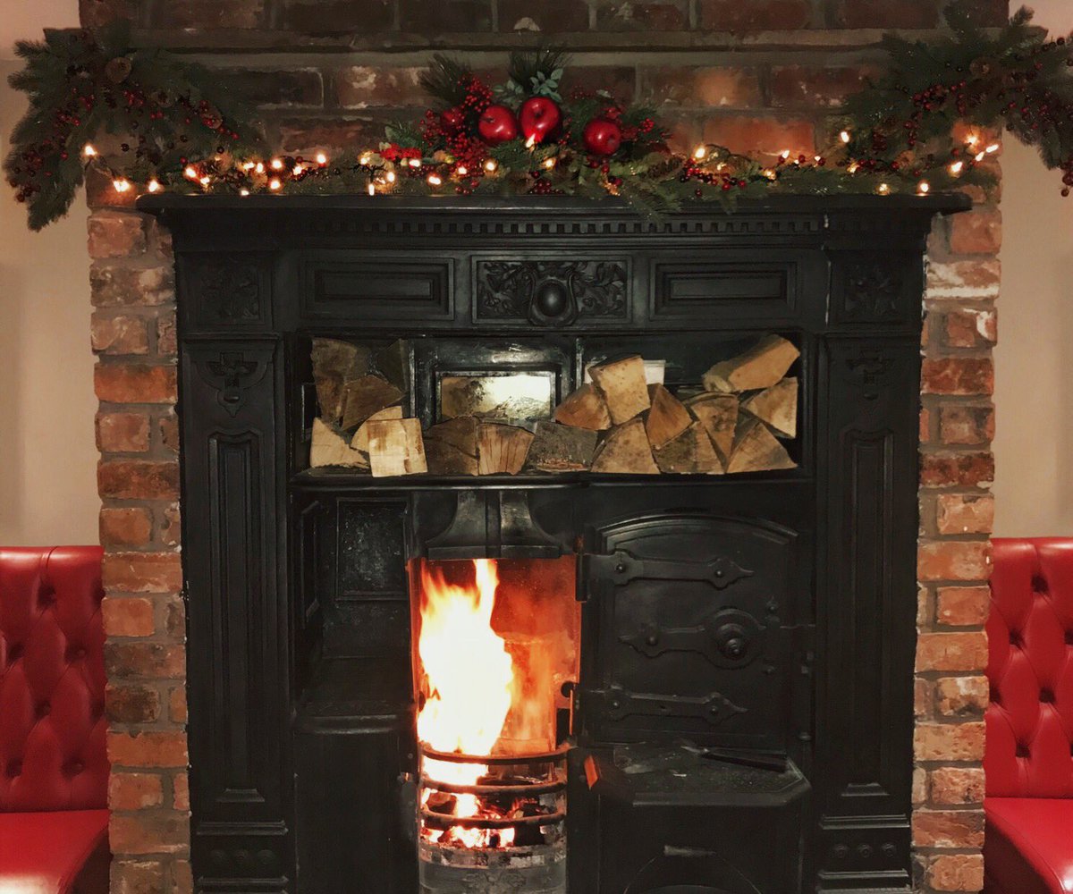 Whether it’s a roast dinner or a cheese and onion pie...who’s joining us by the fire today? 🔥 #Sunday #RoastDinner #Fire #Cosy #Logs #Christmas