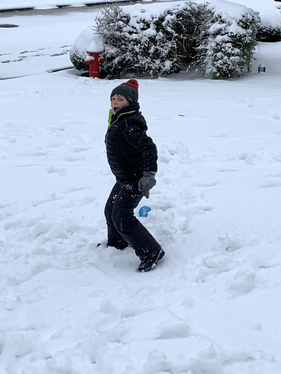 BrandilynRector's tweet photo. Snow ball fight!  @SalemElementary #SalemSnow #HoustonGoesToFirstGrade https://t.co/KDH2p6RQPh