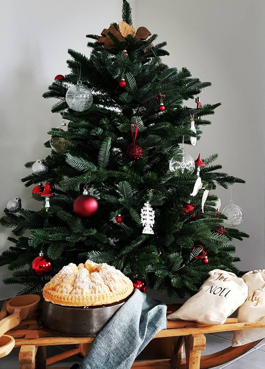 #christmas &amp; #sunday mood 🌲
ou biscuit de Savoie sur fond de Mariah Carey 🎤
#christmasspirit #chill #bakery