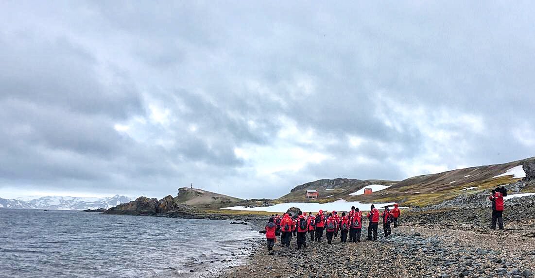 Estudiantes de Expedición Antártica Escolar en terreno, isla Ardley. #FelizDomingo #Chile #Ciencia @EAE_JASE @mleppe @EricaWallstrom @leculler @RVirginiaPolar @Minrel_Chile @Paulina_Rojas_P