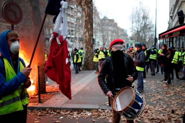 Paris cleans up after latest riot; pressure builds on Macron bit.ly/2B2kK2F https://t.co/SRk197Qvi5