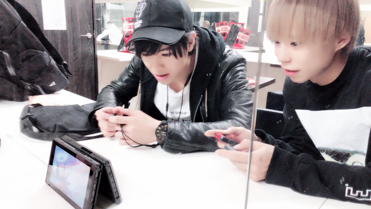 rush300ex's tweet photo. LINELIVE配信
ありがとうございました！
コメントも沢山ありがとうございました!!!!!!

スマブラ中毒かずやくん
空き時間ずーっと大乱闘でキャッキャしてます(´ι_｀ )
担当のSwitchなのに¤\( `⌂´ )/¤ https://t.co/nLMZI6e4Jc
