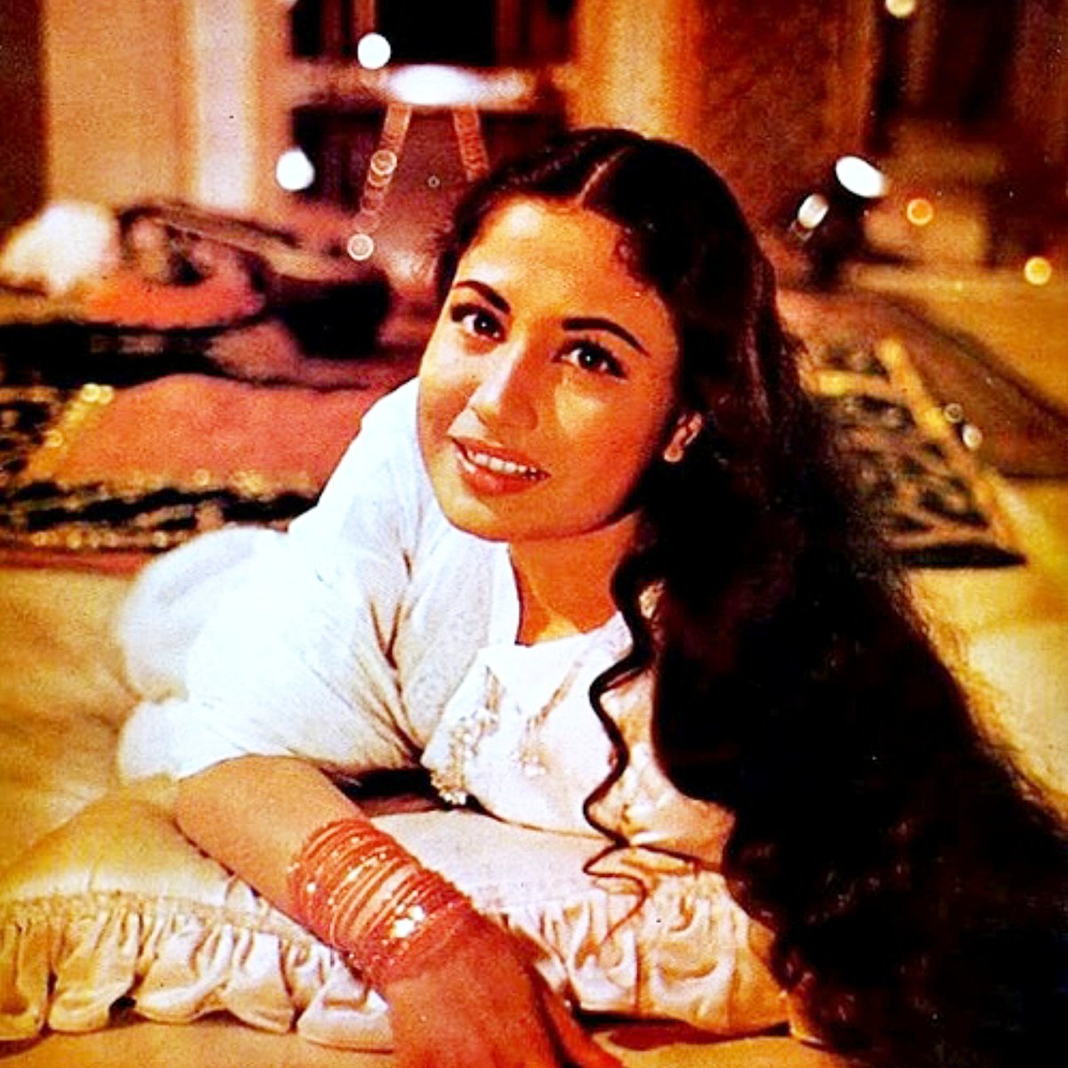 Nigahen Is Qadar Qatil ki Uff Uff,
Adaen Is Qadar Pyari Ki Tauba
-#ArzooLakhnavi

Her long hair, the sparkle in her eyes, that lovely smile, and then she is dressed in her favourite white.

Looking right at me with those beautiful eyes ,how can i turn my gaze away😍.
#MeenaKumari