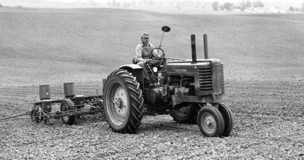 BetterFarmingON's tweet photo. This month, @RachelGingell discusses the John Deere G, which she says is the highlight of the company’s two-cylinder tractors. https://t.co/A1pdNaqWN1