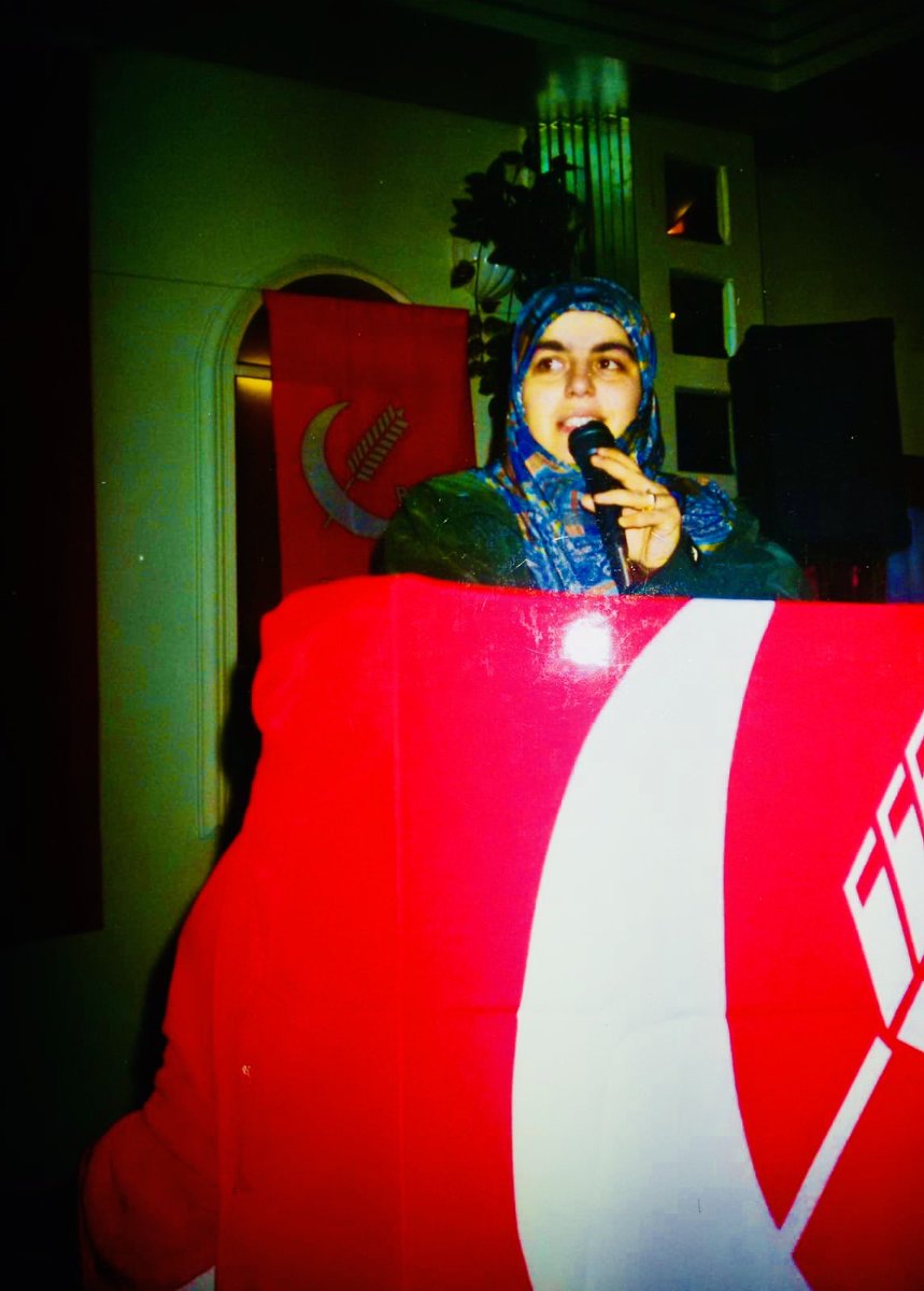 sibeleraslan's tweet photo. 8 Mart 1994. REFAH PARTİSİ Kocaeli İl Hanımlar Komisyonu İstanbul İl Hanımlar Komisyonu Başkanı Sibel Eraslan’dan bir konferans talep eder. 27 Mart seçimleri yakın olduğu için mevzu: “Adil Düzen’de Kadın”. Değerli bir hatıra. Ferhan kardeşime teşekkür. https://t.co/RE1g1k64HJ