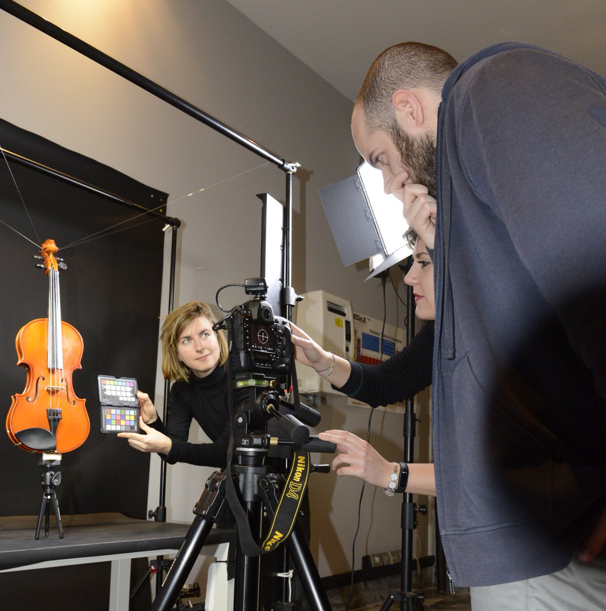 FondBracco's tweet image. #ICantieridelSuono | #ViolinoStorioni
Il loro è un lavoro silenzioso, dietro le quinte. 
Sono i ricercatori responsabili della campagna diagnostica sullo strumento, che ha l'obiettivo di indagare le tecniche costruttive.
Per info sulle loro ricerche: goo.gl/PWms13