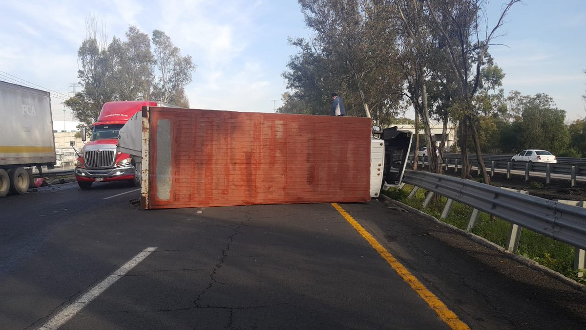GN_Carreteras's tweet photo. #Edomex. Cierre parcial de circulación #AccidenteVial km 44 Aut. 1720 México- Querétaro, mismo tramo dirección #CDMX. Atienda indicación vial https://t.co/7gG0EInI6c
