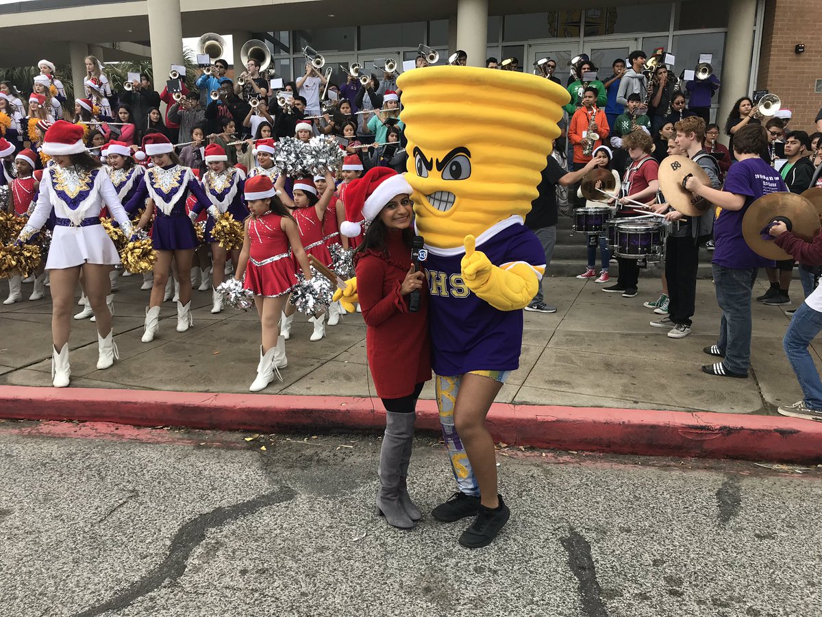 PoojaOnTV's tweet photo. Hey! Come on out to #BallHighSchool! You can drop off canned goods until 6 pm. #abc13 https://t.co/YATbE377dF https://t.co/d67Fq4JV74