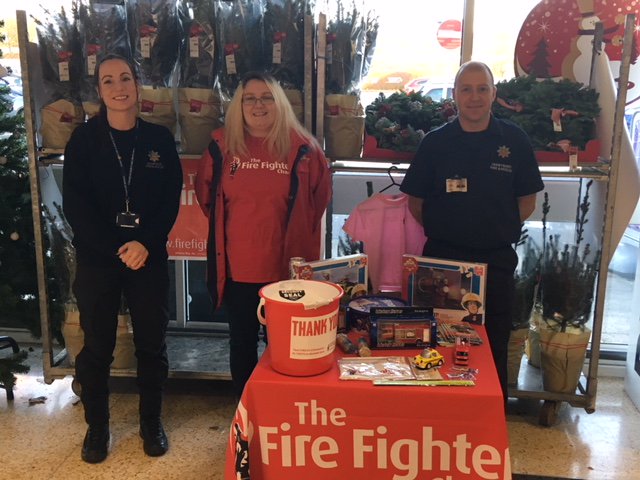DerbyshireFRS's tweet photo. #Kingsway_Green &amp; #CSO_Kat were providing Christmas Fire Safety Advice at Sainsbury's Kingsway today and will also be on hand tomorrow doing the same so come and say hi and learn more about how to stay fire safe over the festive period.👍 https://t.co/5X6wlQyJdn
