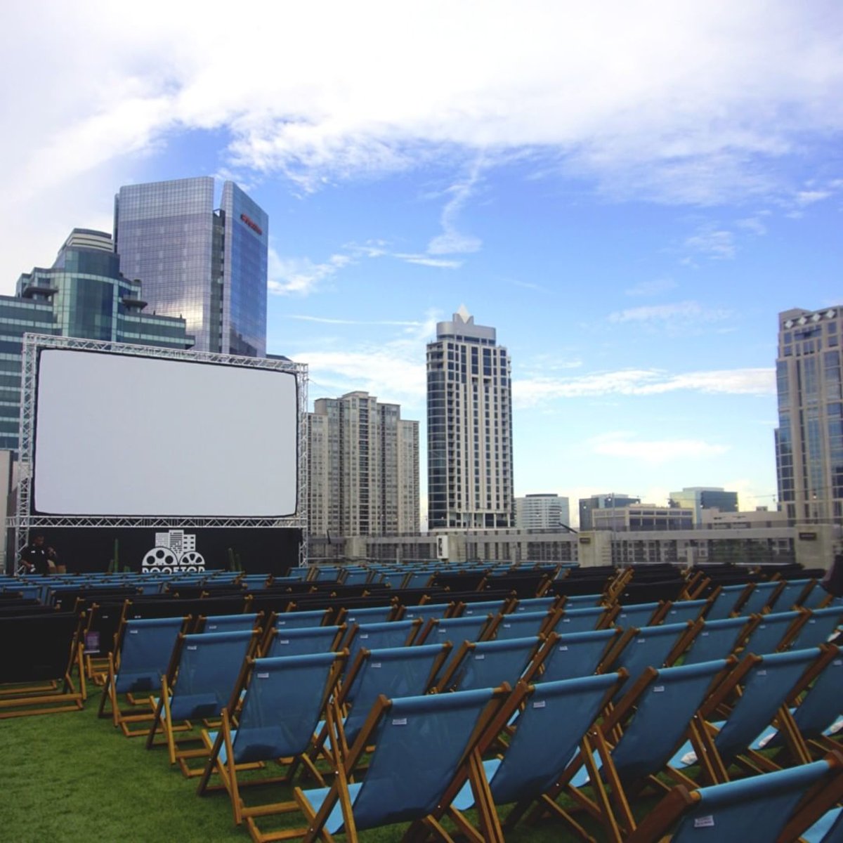 .<a href="/rooftopcinema/">Rooftop Cinema Club</a>'s holiday screenings should get your Christmas spirit sky high. Take a look at what's showing all month now:  bit.ly/2OhWkXy
