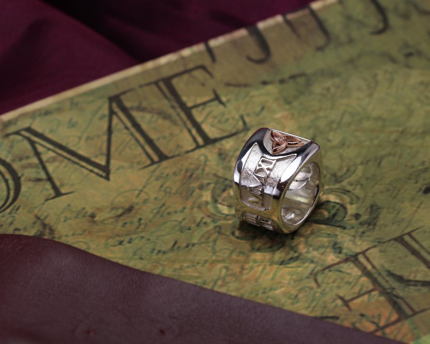 Neil_Rayment's tweet photo. This ring was created as a 21st birthday gift. Born in 2011 Macsen is only 7 - how do we create a ring that will fit him in another 14 years time? Neil came up with an innovative design so it can be easily resized in the future 💍Read more: https://t.co/QHD6P8JAV4 #bespoke #ring https://t.co/aKfwDcz62A