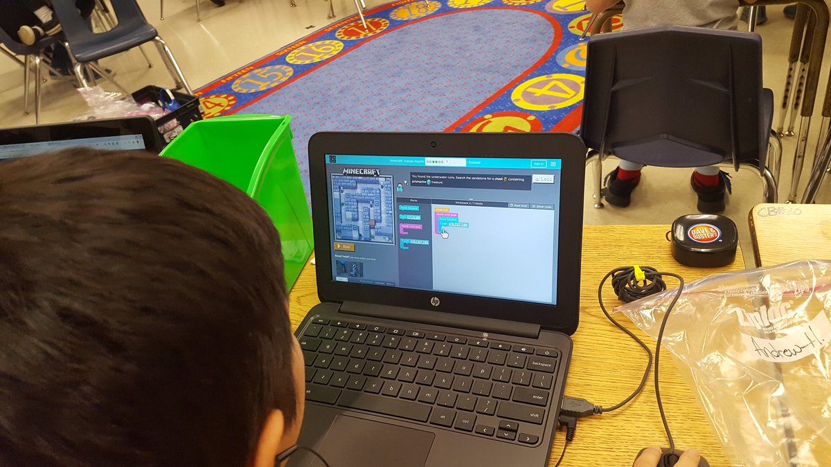 TechTeach2016's tweet image. 5th Grade Hour of code with @codeorg @codemoji123 and #GoogleSantaTracker!