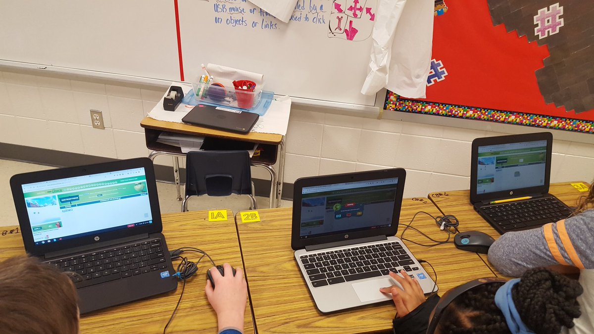 TechTeach2016's tweet image. 5th Grade Hour of code with @codeorg @codemoji123 and #GoogleSantaTracker!