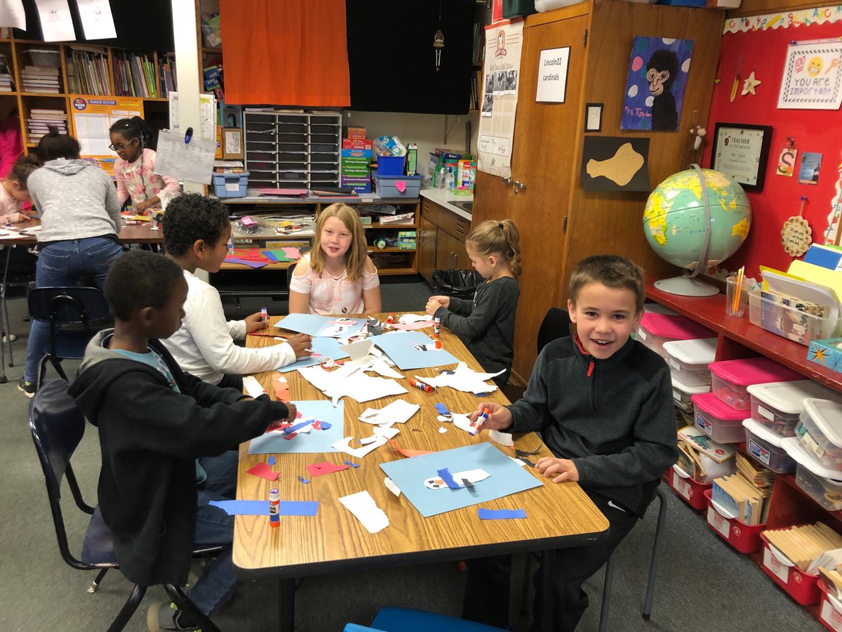 QueenLean44's tweet image. Mrs. Mabrey’s class is making snowmen with Mrs. Taylor’s class!  #mcusd185