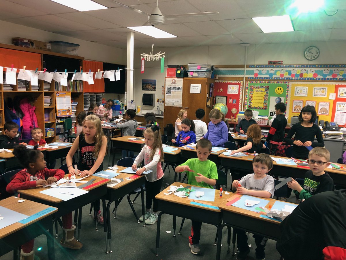 QueenLean44's tweet image. Mrs. Mabrey’s class is making snowmen with Mrs. Taylor’s class!  #mcusd185