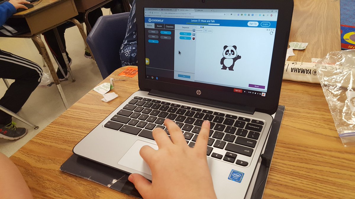 TechTeach2016's tweet image. 5th Grade Hour of code with @codeorg @codemoji123 and #GoogleSantaTracker!