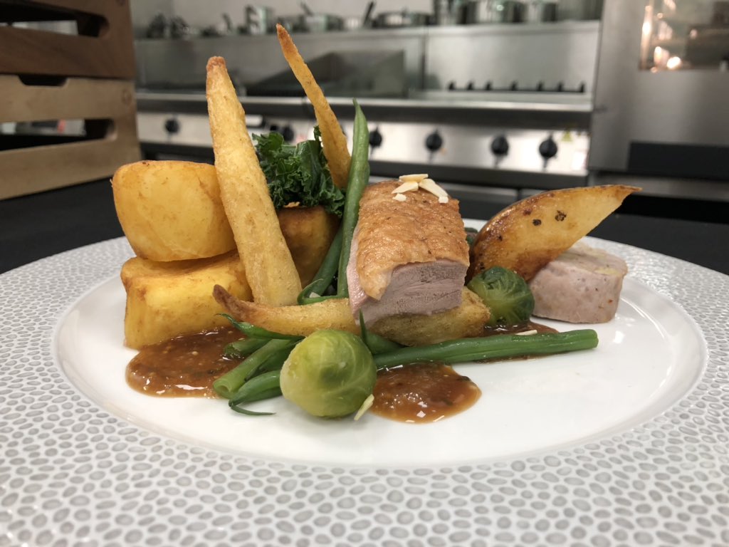 FalconDevChef's tweet image. What a pleasure to cook with @FalconFoodserv and @LainoxCooking @LainoxAli #FabF900 #LoveYourLainox  equipment @FalconDevChef presenting his Christmas Duck