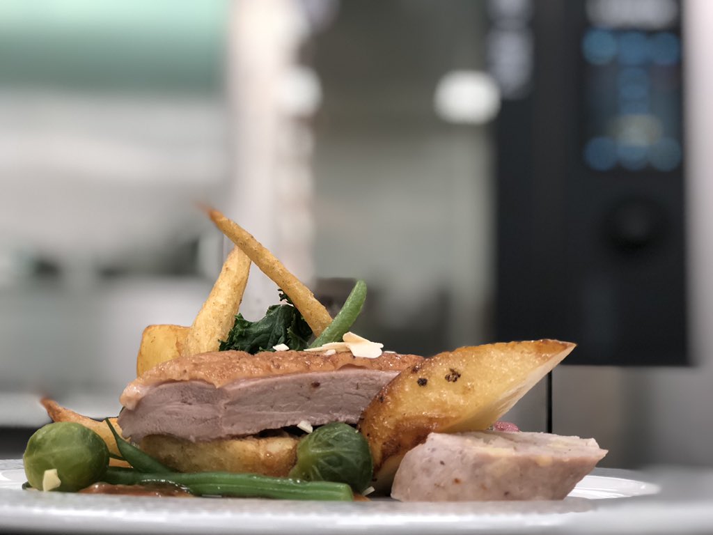 FalconDevChef's tweet image. What a pleasure to cook with @FalconFoodserv and @LainoxCooking @LainoxAli #FabF900 #LoveYourLainox  equipment @FalconDevChef presenting his Christmas Duck