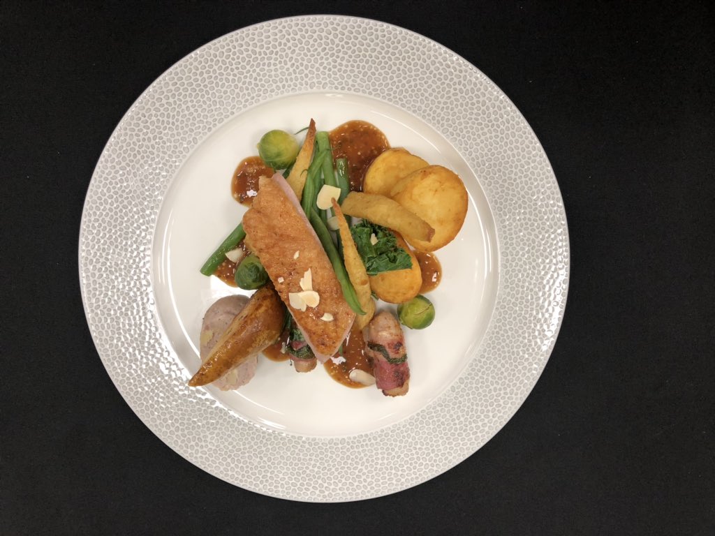 FalconDevChef's tweet image. What a pleasure to cook with @FalconFoodserv and @LainoxCooking @LainoxAli #FabF900 #LoveYourLainox  equipment @FalconDevChef presenting his Christmas Duck