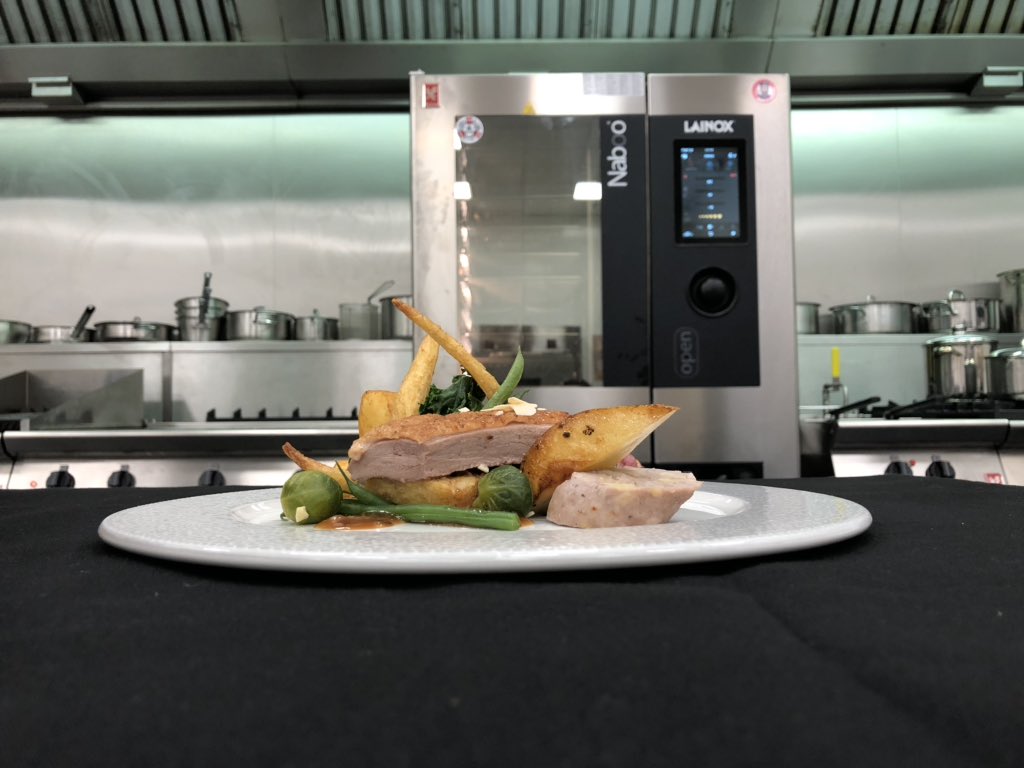 FalconDevChef's tweet image. What a pleasure to cook with @FalconFoodserv and @LainoxCooking @LainoxAli #FabF900 #LoveYourLainox  equipment @FalconDevChef presenting his Christmas Duck