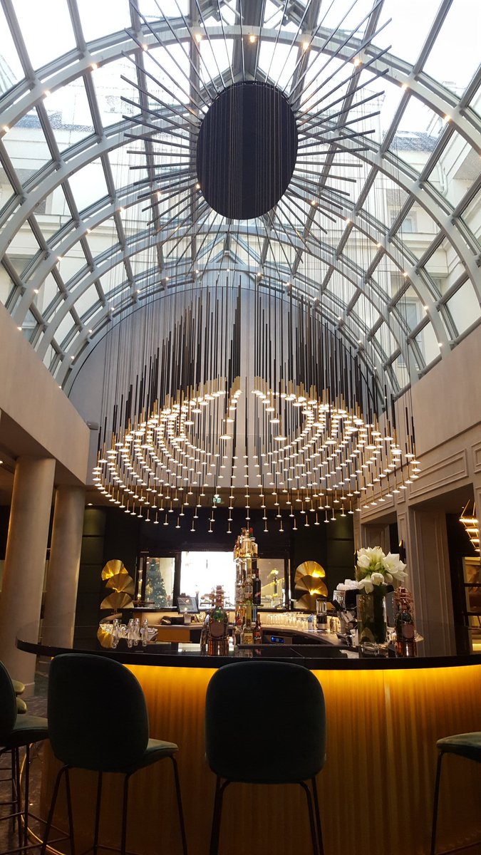 bricartbrac's tweet photo. @AccorHotels_FR Il y a 1 an tout juste et je suis tombée amoureuse de ce lustre 😍 https://t.co/hDfK2yM7ES
