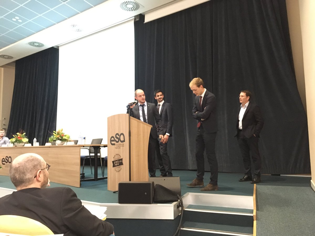 N_Fontaine_ESA's tweet photo. Un aboutissement et une formalité pour eux ! Jour de remise de diplôme à l’ESA 🎓 ! Félicitations 🍾🎈🎊🎉 ⁦@Armand_Sachot⁩ ⁦@Matthieu_Carp⁩ ⁦@Groupe_ESA⁩ #RDD2018 #Aptimiz https://t.co/dbXQ5cGLEk