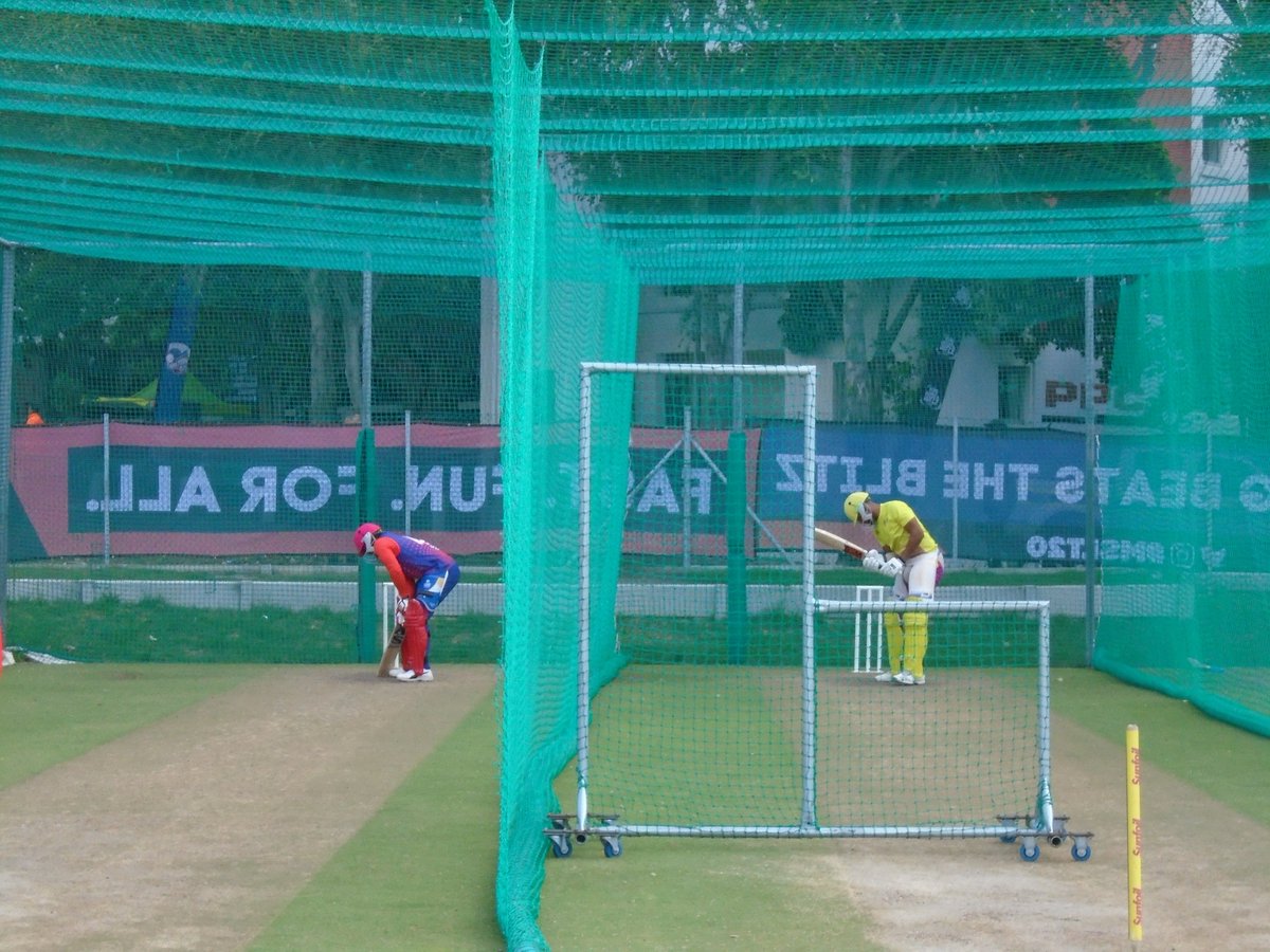 Cricket365's tweet image. The @CT_Blitz and the @Paarl_Rocks training side by side ahead of  the #CapeDerby at Newlands. @MSL_T20 #MSLT20 👊🏏