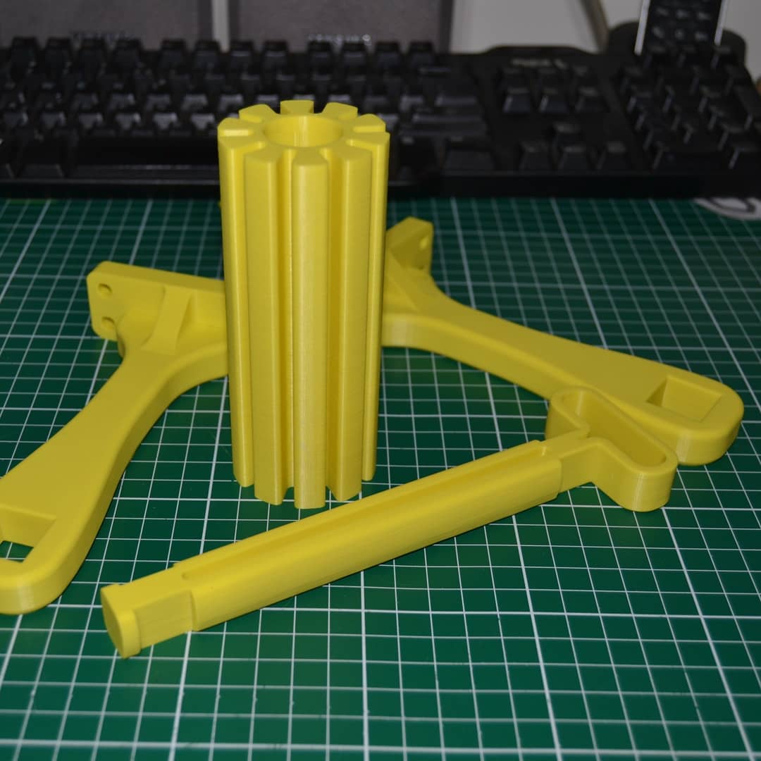 de3dprintman's tweet photo. This awesome spool holder that is going to hang under my workbench is printed in sulfur yellow #Procatec3d petg on the Original #Prusai3Mk3 by @Prusa3D. I used Slic3r PE to slice the model in 0,2mm layers and 20% cubic infill. The final result is great! #3Dprinting https://t.co/4u4PREIwAx