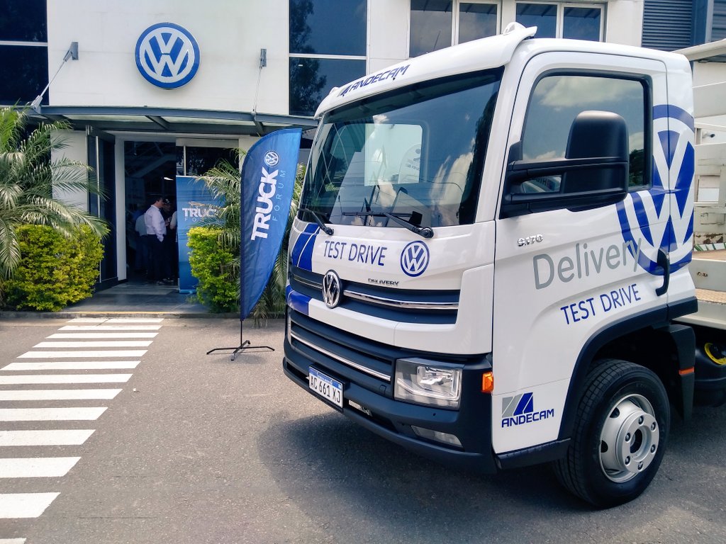 TiempoMotorARG's tweet photo. La división #CamionesyBuses desarrollo el segundo #truckForum en el país. En esta oportunidad el concesionario ANDECAM recibió a un centenar de clientes, que accedieron a importantes bonificaciones en toda la línea de repuestos @VWCamionesBuses @vwargentinapr https://t.co/3ecU7SedeP
