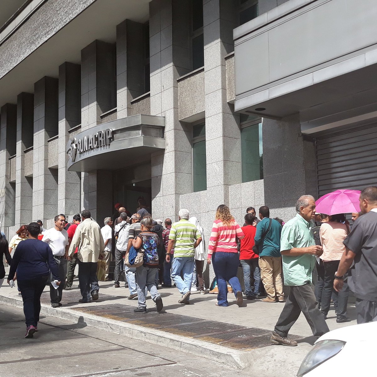 AsonacripVe's tweet image. FotoCrip de Asonacrip hoy #7Dic 11:57 AM está es la cola de venezolanos para comprar Petros en @SunacripVe, Caracas, Venezuela mucho pueblo de a pie sobre todo 3ra Edad. #CambiaElMundo #CompraCripto #ApoyaAsonacrip #HablaCripto