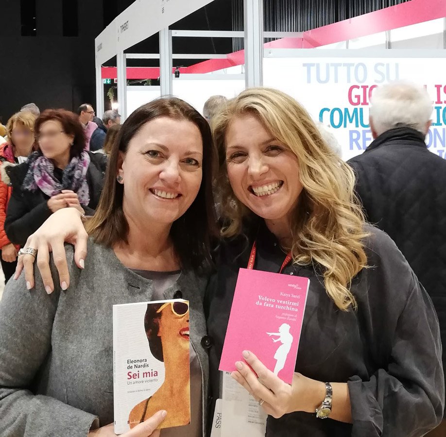 Katya Santi intervistata da @EledeNardis  per il suo volume "Volevo vestirmi da fata turchina" per Narrativa <a href="/EditriceAracne/">Aracne editrice</a>. #piulibri18